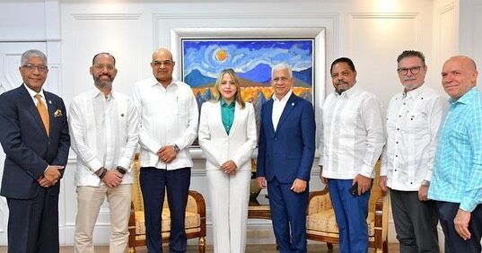 Hoy, nuestra directiva encabezada por nuestro señor presidente @grimbergadi, tuvo el honor de realizar una visita de cortesía al presidente del @senadord señor Ricardo de los Santos. En esta importante reunión estuvieron presentes el General De Brigada, ERD (M.A), Justo Orlando Del Orbe Piña, Director Ejecutivo de la @svsprd, nuestra Directora Ejecutiva, Licda. Katia Salomón, Mayor Gral. (R) Freddy Estrada, Vicepresidente y Sr. José Maria Tripiana, Director.
En el encuentro se discutió el seguimiento al proyecto de ley de seguridad privada, un tema de gran importancia para nuestro sector. 
¡ Gracias por recibirnos, @ricardodlsanto3 !
#seguridadprivada #proyectodeley #senado #visitadecortesía