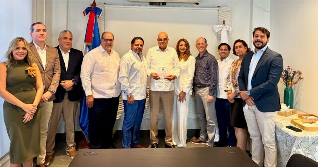 La Asociación Dominicana de Empresas de Seguridad Privada (Adesinc) otorgó placas de reconocimiento al exsuperintendente de Seguridad Privada, general de brigada Justo Orlando Del Orbe Piña, y a la ex directora ejecutiva, Katia Salomón, por sus destacadas contribuciones al desarrollo de la entidad y al sector productivo.
Las distinciones se entregaron en la sede de Adesinc, ubicada en el Centro Comercial Kennedy, con la presencia de miembros de la junta directiva, encabezada por su presidente, Adi Grimberg, y su vicepresidente, el general retirado Freddy González Estrada.
El general Del Orbe Piña fue elogiado por su invaluable labor en la formación, desarrollo y crecimiento del sector, afirmando Grimberg que “dejará una huella imborrable en la historia de la seguridad privada dominicana y su gestión le asegura una mención”.
